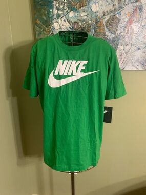 Nike T-shirt in size L. NWT